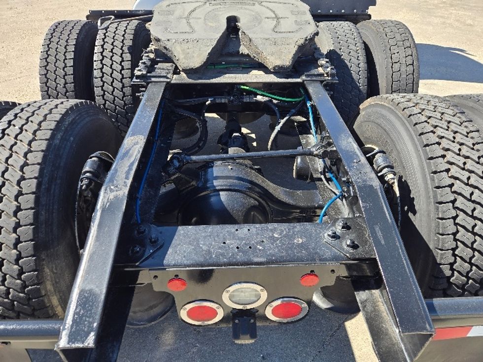 Day Cab Tractor-Heavy Duty Tractors-Freightliner-2018-T12664ST-Monroe-LA-518,806\n\t\tmiles-$ 42,500 - Image 6