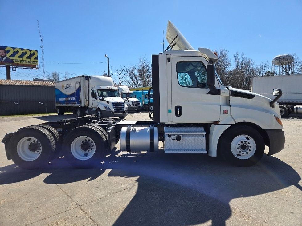 Day Cab Tractor-Heavy Duty Tractors-Freightliner-2018-T12664ST-Monroe-LA-518,806\n\t\tmiles-$ 42,500 - Image 8