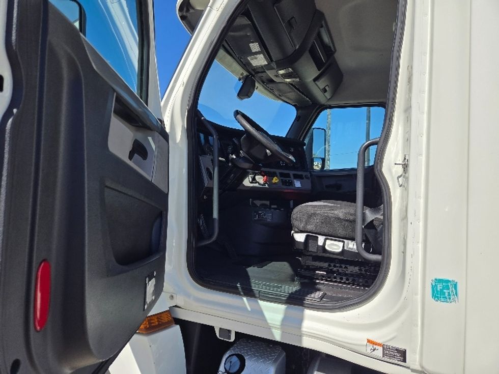 Day Cab Tractor-Heavy Duty Tractors-Freightliner-2018-T12664ST-Monroe-LA-518,806\n\t\tmiles-$ 42,500 - Image 9