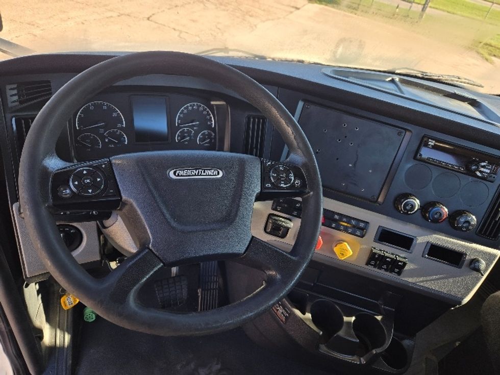 Day Cab Tractor-Heavy Duty Tractors-Freightliner-2018-T12664ST-Monroe-LA-617,529\n\t\tmiles-$ 34,000 - Image 11