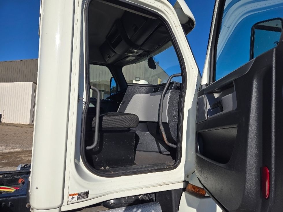Day Cab Tractor-Heavy Duty Tractors-Freightliner-2018-T12664ST-Monroe-LA-617,529\n\t\tmiles-$ 34,000 - Image 12