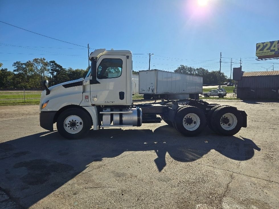 Day Cab Tractor-Heavy Duty Tractors-Freightliner-2018-T12664ST-Monroe-LA-617,529\n\t\tmiles-$ 34,000 - Image 4