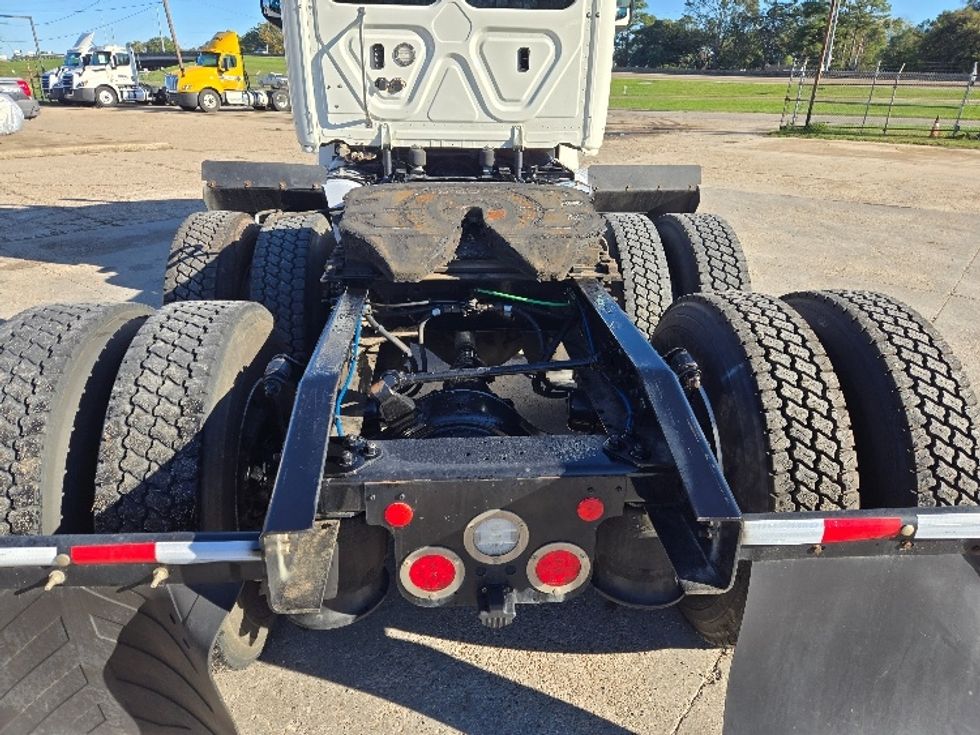 Day Cab Tractor-Heavy Duty Tractors-Freightliner-2018-T12664ST-Monroe-LA-617,529\n\t\tmiles-$ 34,000 - Image 6