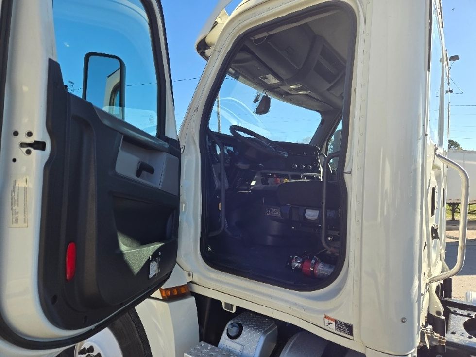 Day Cab Tractor-Heavy Duty Tractors-Freightliner-2018-T12664ST-Monroe-LA-617,529\n\t\tmiles-$ 34,000 - Image 9