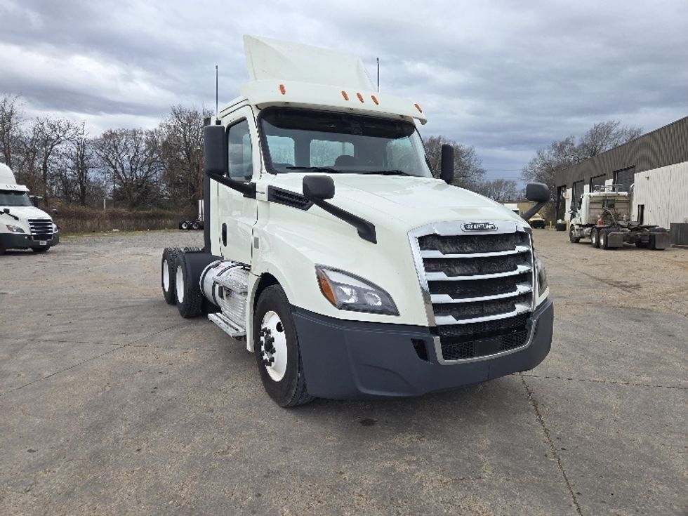 Day Cab Tractor-Heavy Duty Tractors-Freightliner-2018-T12664ST-Monroe-LA-621,524\n\t\tmiles-$ 36,000 - Image 1