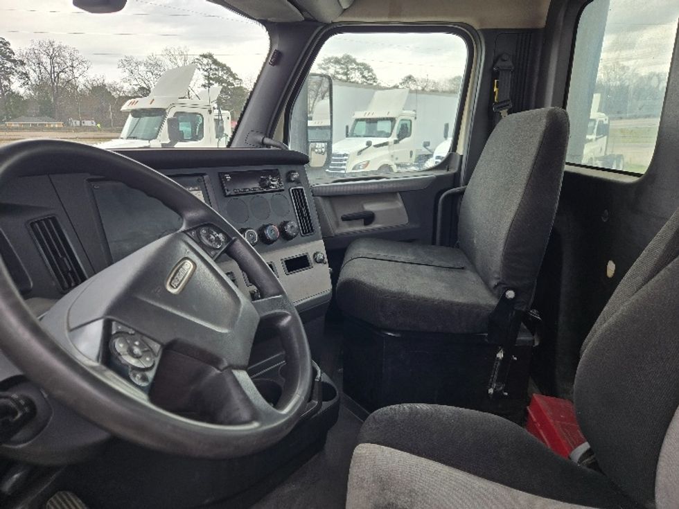 Day Cab Tractor-Heavy Duty Tractors-Freightliner-2018-T12664ST-Monroe-LA-621,524\n\t\tmiles-$ 36,000 - Image 10