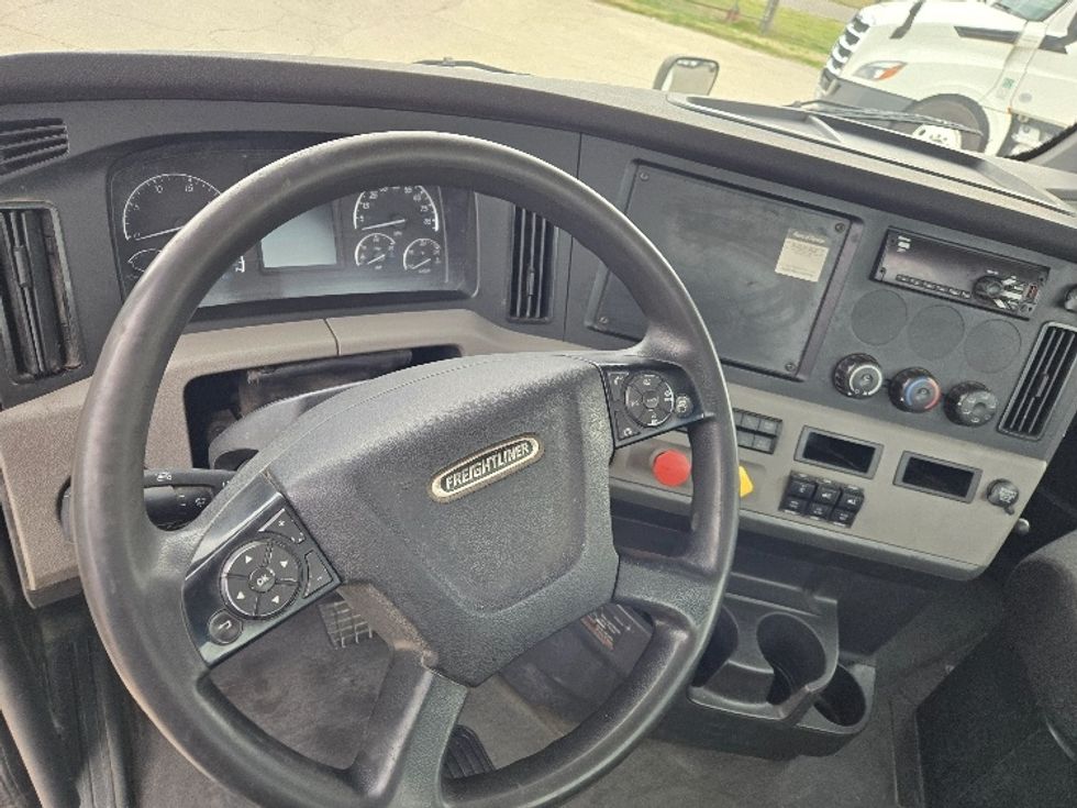Day Cab Tractor-Heavy Duty Tractors-Freightliner-2018-T12664ST-Monroe-LA-621,524\n\t\tmiles-$ 36,000 - Image 11