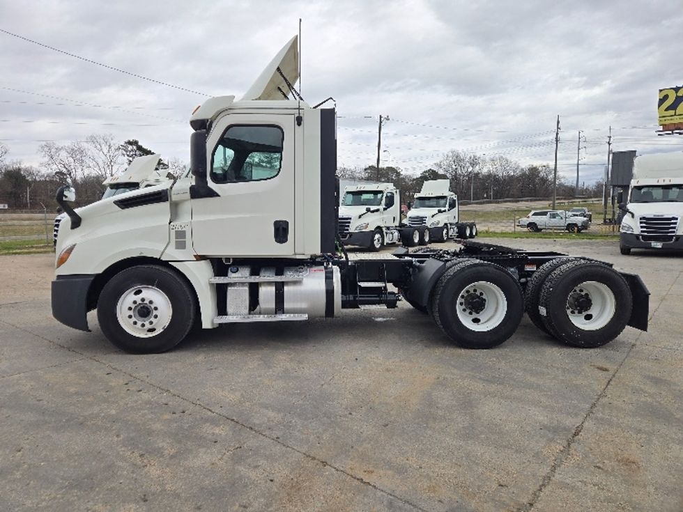 Day Cab Tractor-Heavy Duty Tractors-Freightliner-2018-T12664ST-Monroe-LA-621,524\n\t\tmiles-$ 36,000 - Image 4