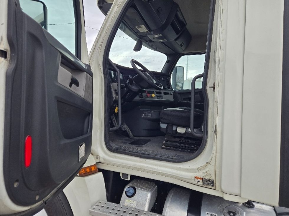 Day Cab Tractor-Heavy Duty Tractors-Freightliner-2018-T12664ST-Monroe-LA-621,524\n\t\tmiles-$ 36,000 - Image 9