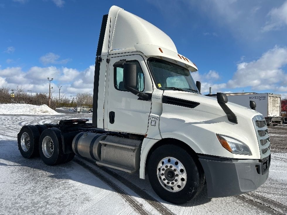 Day Cab Tractor-Heavy Duty Tractors-Freightliner-2018-T12664ST-Montreal-PQ-568,047\n\t\tkm-$ 44,000 - Image 1