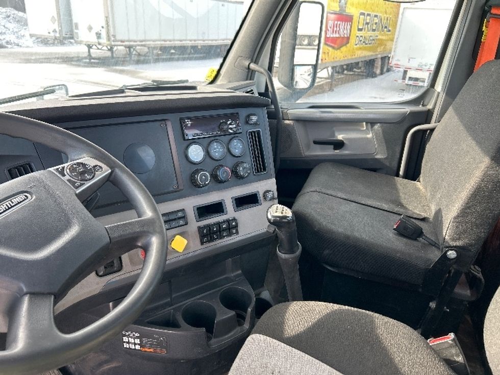 Day Cab Tractor-Heavy Duty Tractors-Freightliner-2018-T12664ST-Montreal-PQ-568,047\n\t\tkm-$ 44,000 - Image 10