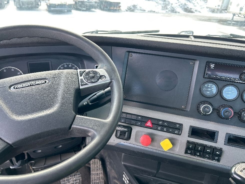 Day Cab Tractor-Heavy Duty Tractors-Freightliner-2018-T12664ST-Montreal-PQ-568,047\n\t\tkm-$ 44,000 - Image 11