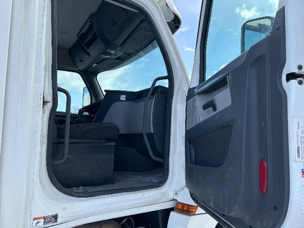 Day Cab Tractor-Heavy Duty Tractors-Freightliner-2018-T12664ST-Montreal-PQ-568,047\n\t\tkm-$ 44,000 - Image 12