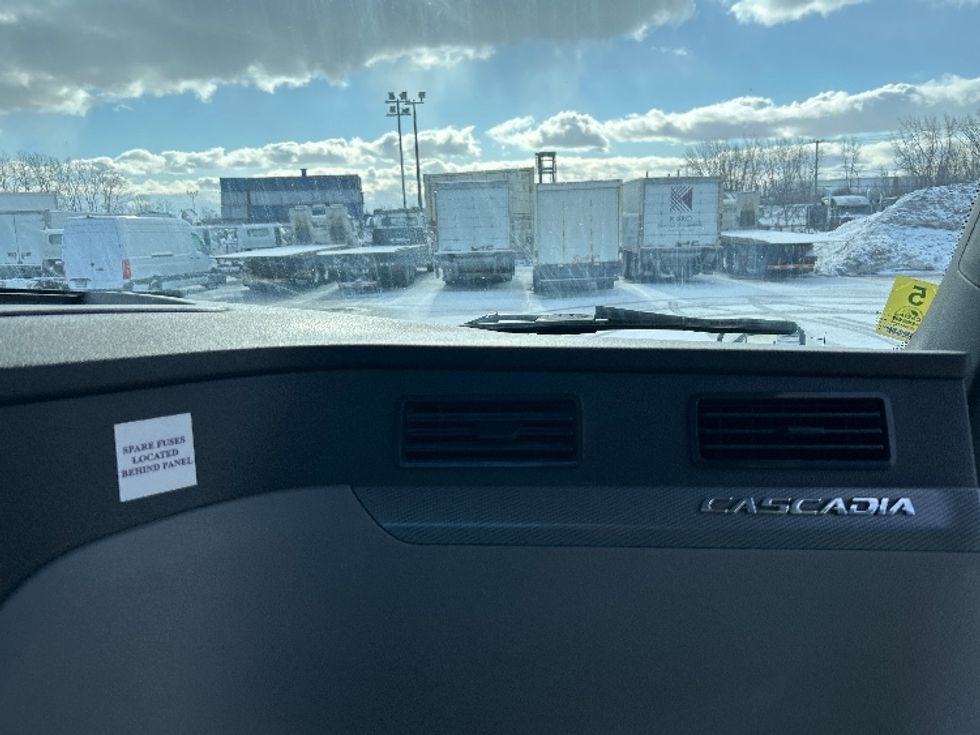 Day Cab Tractor-Heavy Duty Tractors-Freightliner-2018-T12664ST-Montreal-PQ-568,047\n\t\tkm-$ 44,000 - Image 13