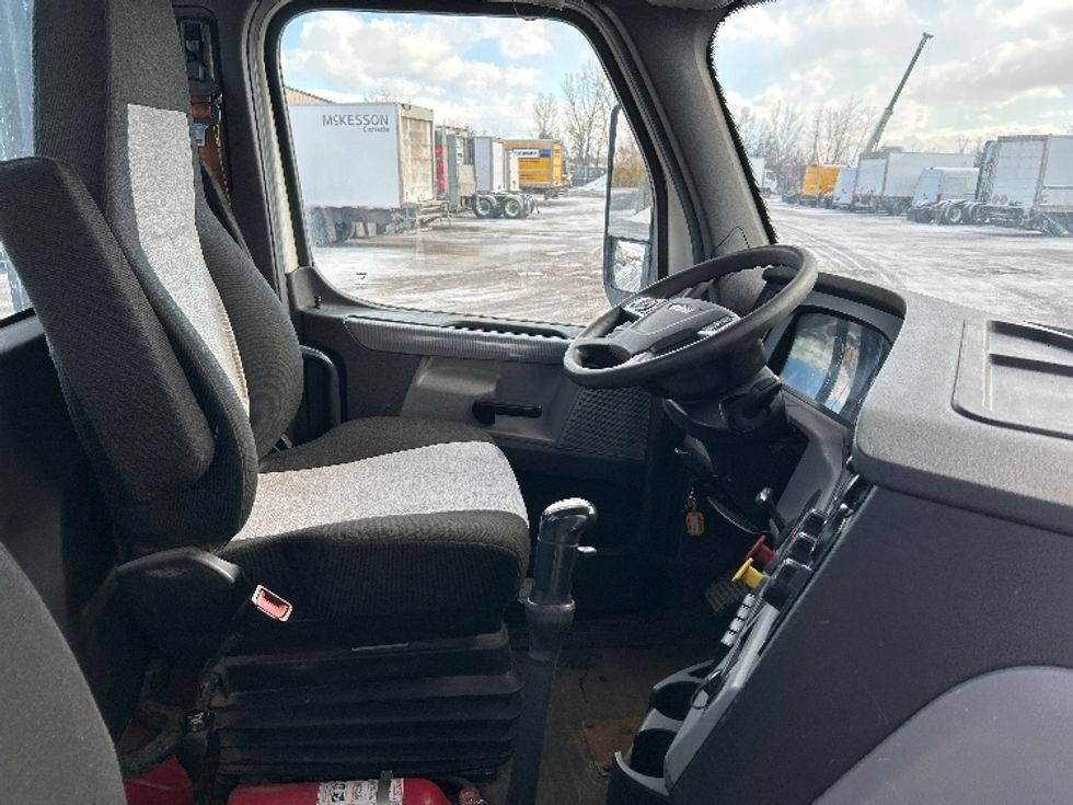 Day Cab Tractor-Heavy Duty Tractors-Freightliner-2018-T12664ST-Montreal-PQ-568,047\n\t\tkm-$ 44,000 - Image 14