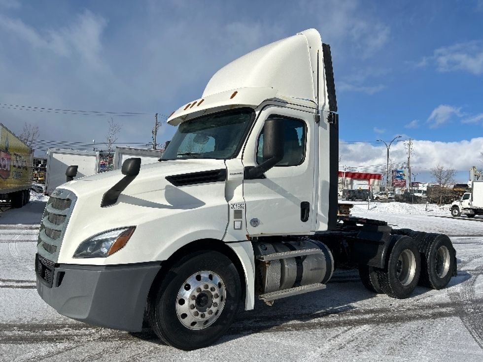 Day Cab Tractor-Heavy Duty Tractors-Freightliner-2018-T12664ST-Montreal-PQ-568,047\n\t\tkm-$ 44,000 - Image 3