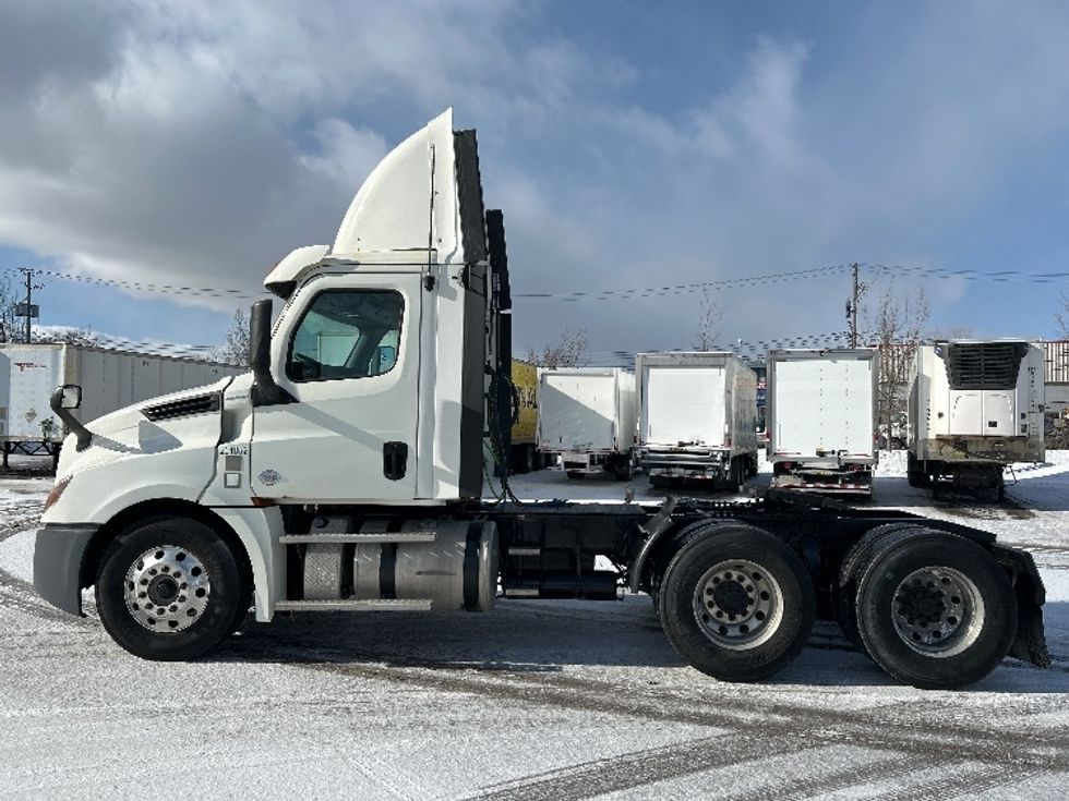 Day Cab Tractor-Heavy Duty Tractors-Freightliner-2018-T12664ST-Montreal-PQ-568,047\n\t\tkm-$ 44,000 - Image 4