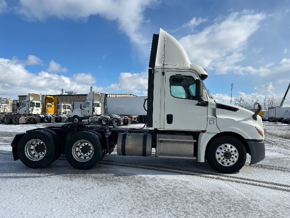 Day Cab Tractor-Heavy Duty Tractors-Freightliner-2018-T12664ST-Montreal-PQ-568,047\n\t\tkm-$ 44,000 - Image 8