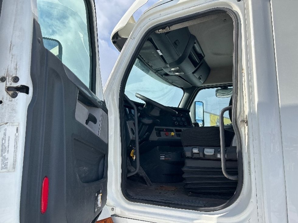 Day Cab Tractor-Heavy Duty Tractors-Freightliner-2018-T12664ST-Montreal-PQ-568,047\n\t\tkm-$ 44,000 - Image 9