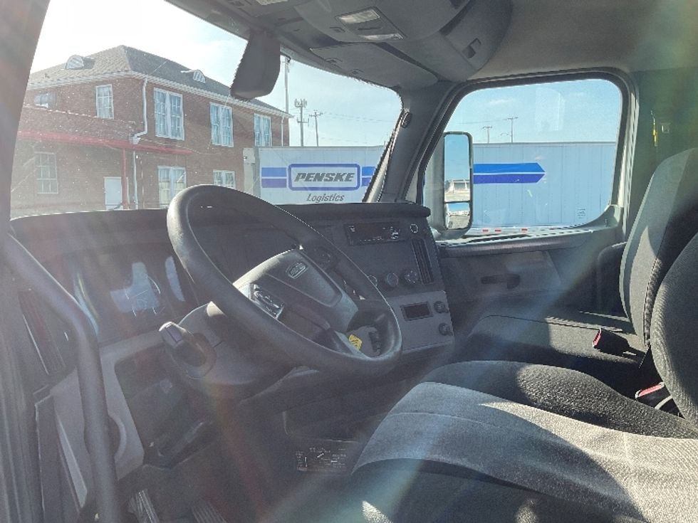 Day Cab Tractor-Heavy Duty Tractors-Freightliner-2018-T12664ST-Mount Juliet-TN-509,062\n\t\tmiles-$ 43,500 - Image 10