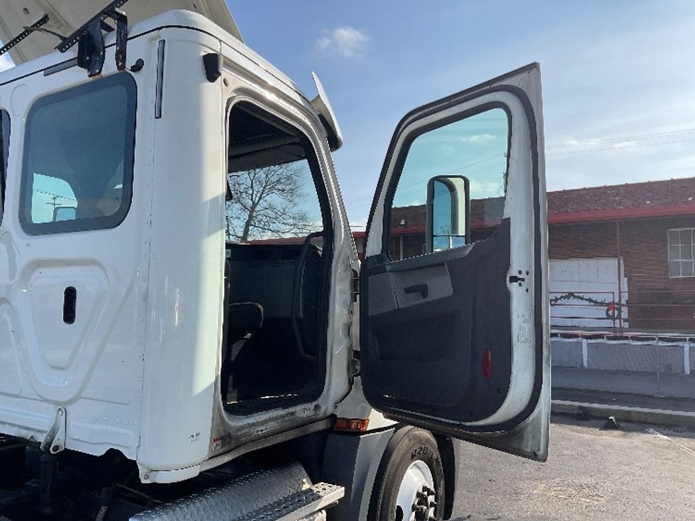 Day Cab Tractor-Heavy Duty Tractors-Freightliner-2018-T12664ST-Mount Juliet-TN-509,062\n\t\tmiles-$ 43,500 - Image 12
