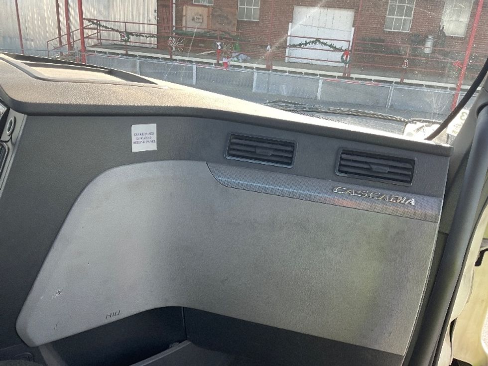 Day Cab Tractor-Heavy Duty Tractors-Freightliner-2018-T12664ST-Mount Juliet-TN-509,062\n\t\tmiles-$ 43,500 - Image 13