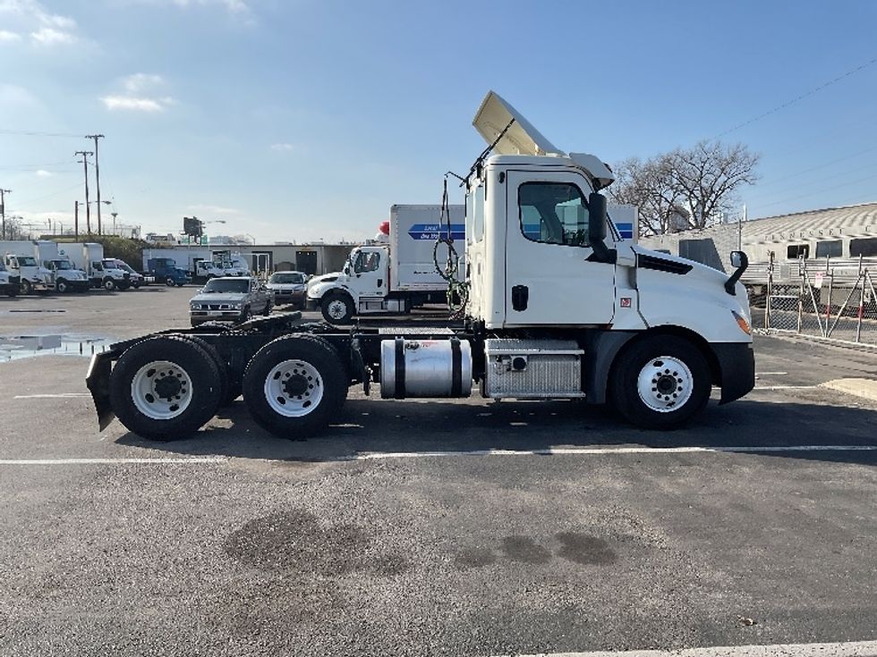 Day Cab Tractor-Heavy Duty Tractors-Freightliner-2018-T12664ST-Mount Juliet-TN-509,062\n\t\tmiles-$ 43,500 - Image 8