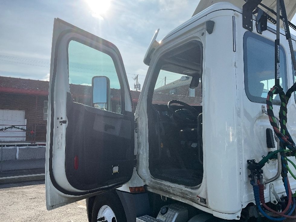 Day Cab Tractor-Heavy Duty Tractors-Freightliner-2018-T12664ST-Mount Juliet-TN-509,062\n\t\tmiles-$ 43,500 - Image 9