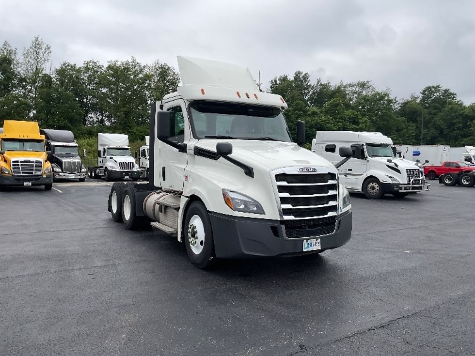 Day Cab Tractor-Heavy Duty Tractors-Freightliner-2018-T12664ST-Mount Pleasant-PA-440,000\n\t\tmiles-$ 44,000 - Image 1