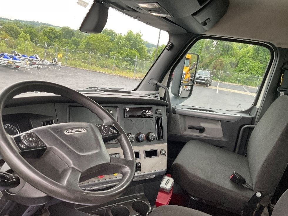 Day Cab Tractor-Heavy Duty Tractors-Freightliner-2018-T12664ST-Mount Pleasant-PA-440,000\n\t\tmiles-$ 44,000 - Image 10