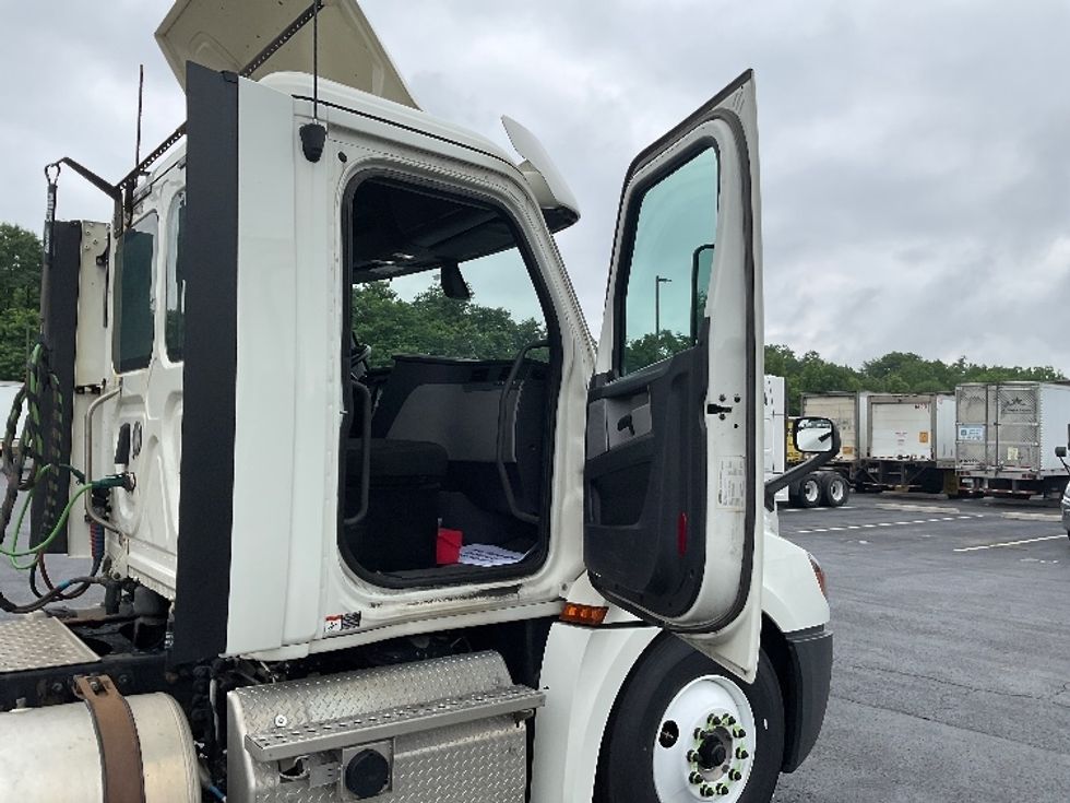 Day Cab Tractor-Heavy Duty Tractors-Freightliner-2018-T12664ST-Mount Pleasant-PA-440,000\n\t\tmiles-$ 44,000 - Image 12