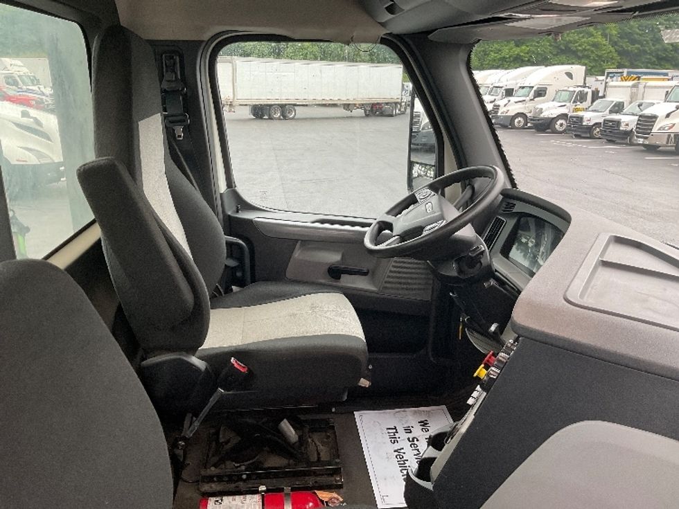 Day Cab Tractor-Heavy Duty Tractors-Freightliner-2018-T12664ST-Mount Pleasant-PA-440,000\n\t\tmiles-$ 44,000 - Image 14