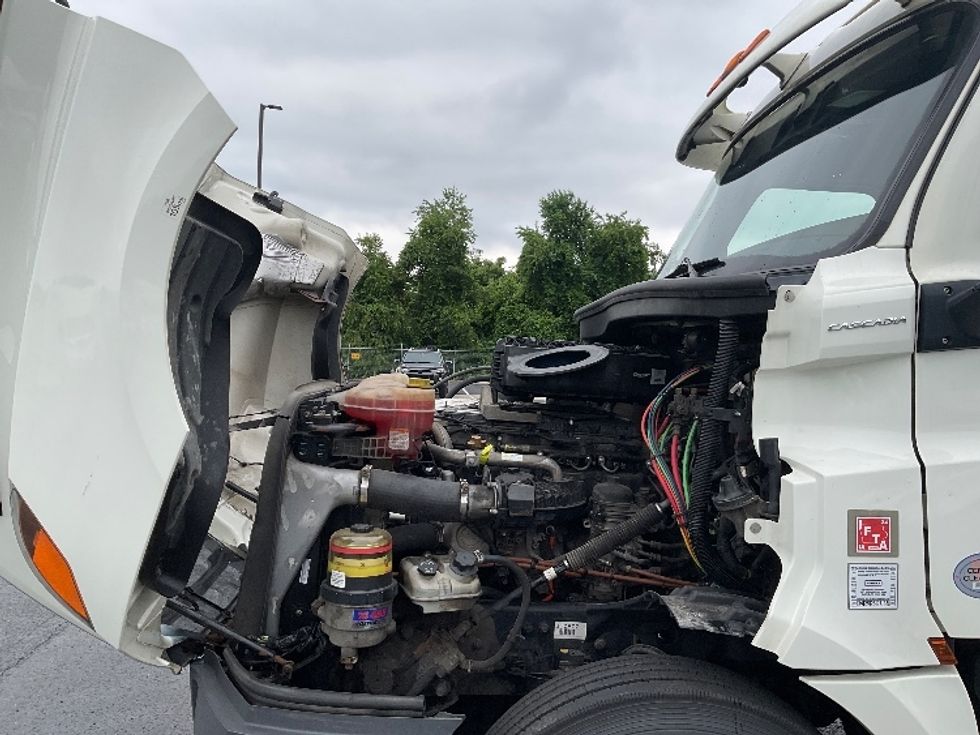 Day Cab Tractor-Heavy Duty Tractors-Freightliner-2018-T12664ST-Mount Pleasant-PA-440,000\n\t\tmiles-$ 44,000 - Image 16
