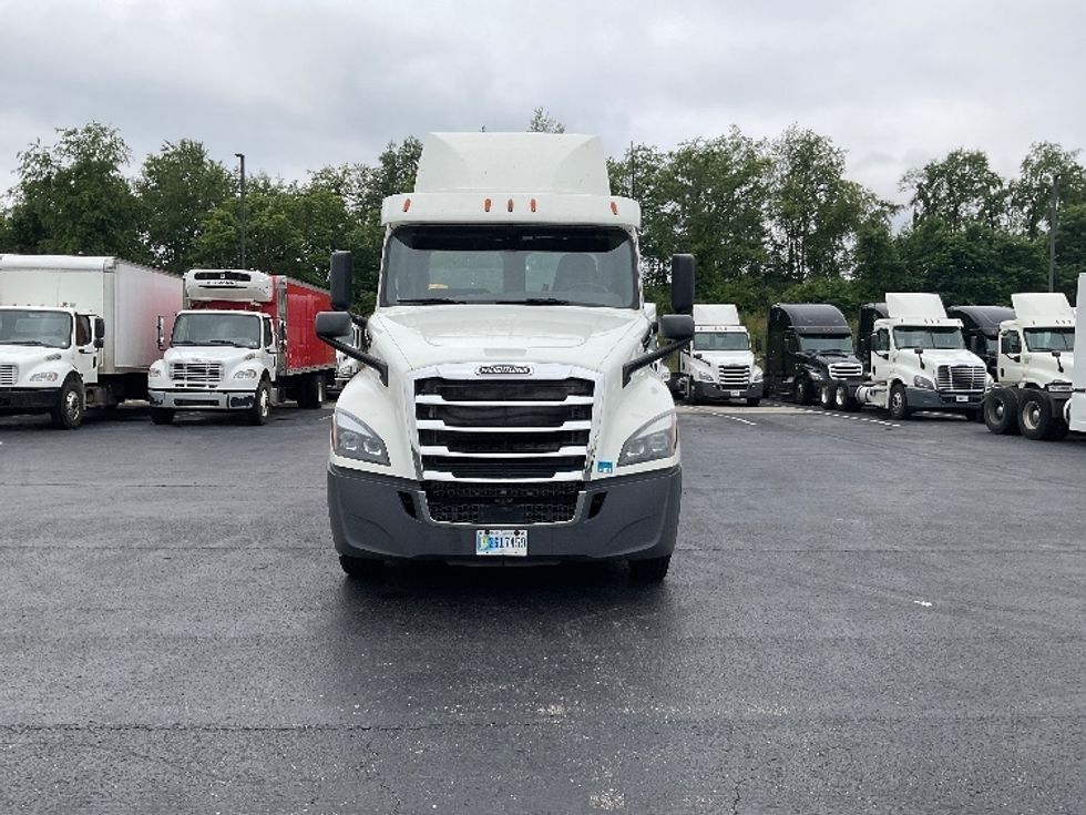 Day Cab Tractor-Heavy Duty Tractors-Freightliner-2018-T12664ST-Mount Pleasant-PA-440,000\n\t\tmiles-$ 44,000 - Image 2