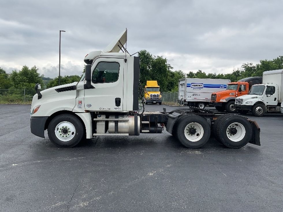Day Cab Tractor-Heavy Duty Tractors-Freightliner-2018-T12664ST-Mount Pleasant-PA-440,000\n\t\tmiles-$ 44,000 - Image 4