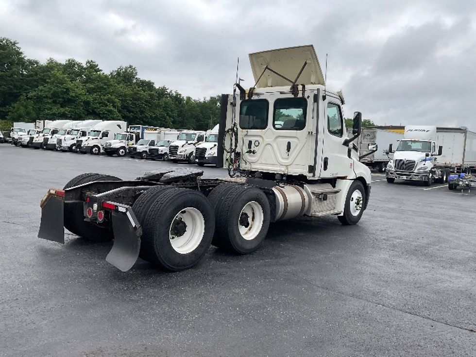 Day Cab Tractor-Heavy Duty Tractors-Freightliner-2018-T12664ST-Mount Pleasant-PA-440,000\n\t\tmiles-$ 44,000 - Image 7