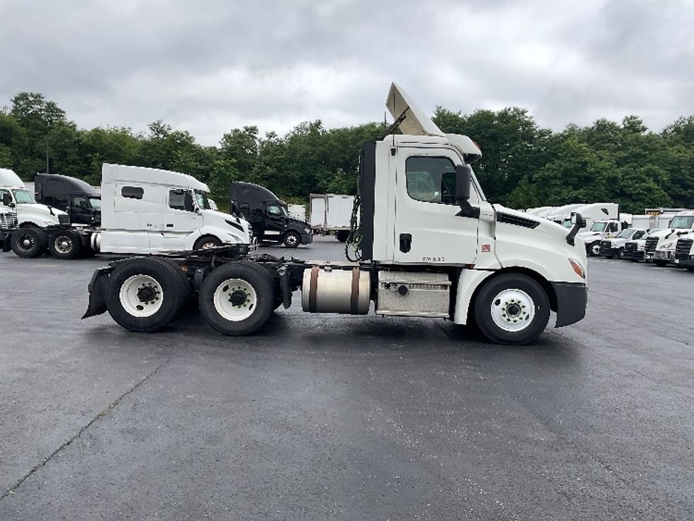 Day Cab Tractor-Heavy Duty Tractors-Freightliner-2018-T12664ST-Mount Pleasant-PA-440,000\n\t\tmiles-$ 44,000 - Image 8