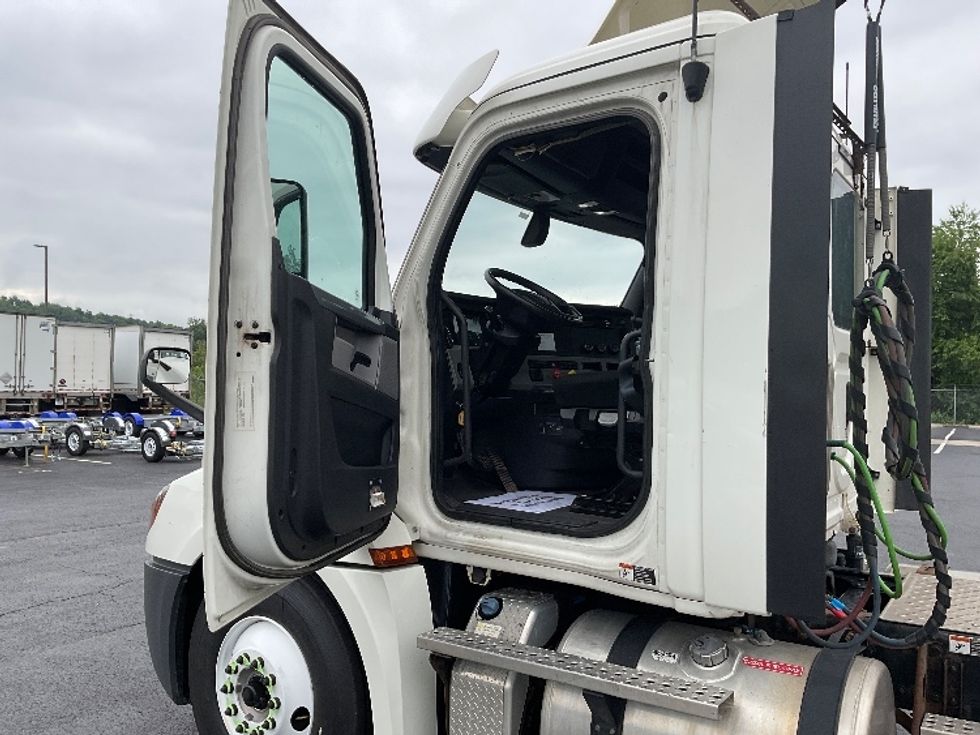 Day Cab Tractor-Heavy Duty Tractors-Freightliner-2018-T12664ST-Mount Pleasant-PA-440,000\n\t\tmiles-$ 44,000 - Image 9
