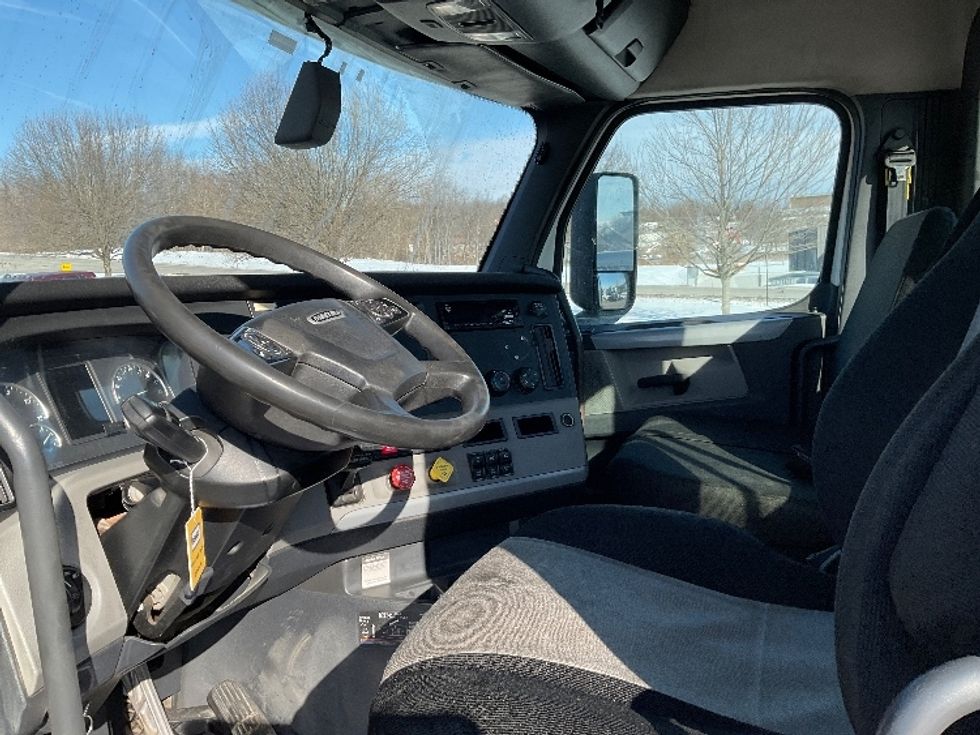 Day Cab Tractor-Heavy Duty Tractors-Freightliner-2018-T12664ST-Mount Pleasant-PA-449,653\n\t\tmiles-$ 44,000 - Image 10
