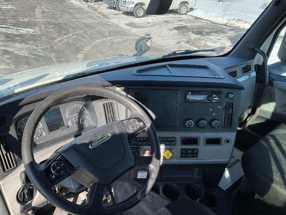 Day Cab Tractor-Heavy Duty Tractors-Freightliner-2018-T12664ST-Mount Pleasant-PA-449,653\n\t\tmiles-$ 44,000 - Image 11
