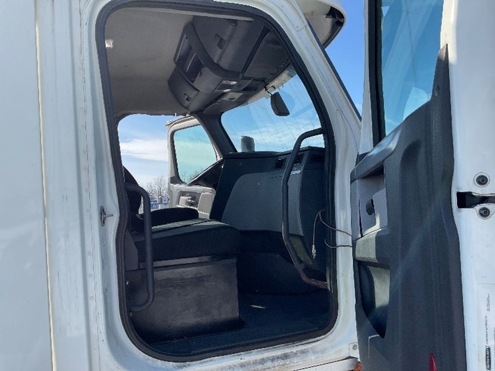 Day Cab Tractor-Heavy Duty Tractors-Freightliner-2018-T12664ST-Mount Pleasant-PA-449,653\n\t\tmiles-$ 44,000 - Image 12