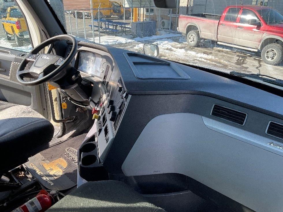Day Cab Tractor-Heavy Duty Tractors-Freightliner-2018-T12664ST-Mount Pleasant-PA-449,653\n\t\tmiles-$ 44,000 - Image 13