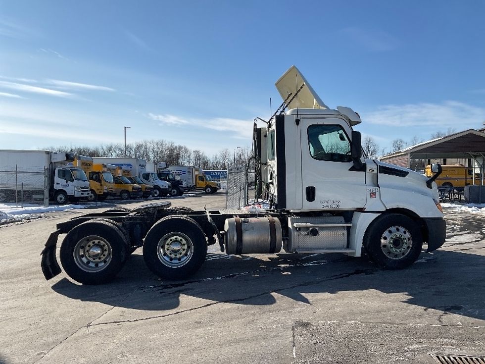 Day Cab Tractor-Heavy Duty Tractors-Freightliner-2018-T12664ST-Mount Pleasant-PA-449,653\n\t\tmiles-$ 44,000 - Image 8