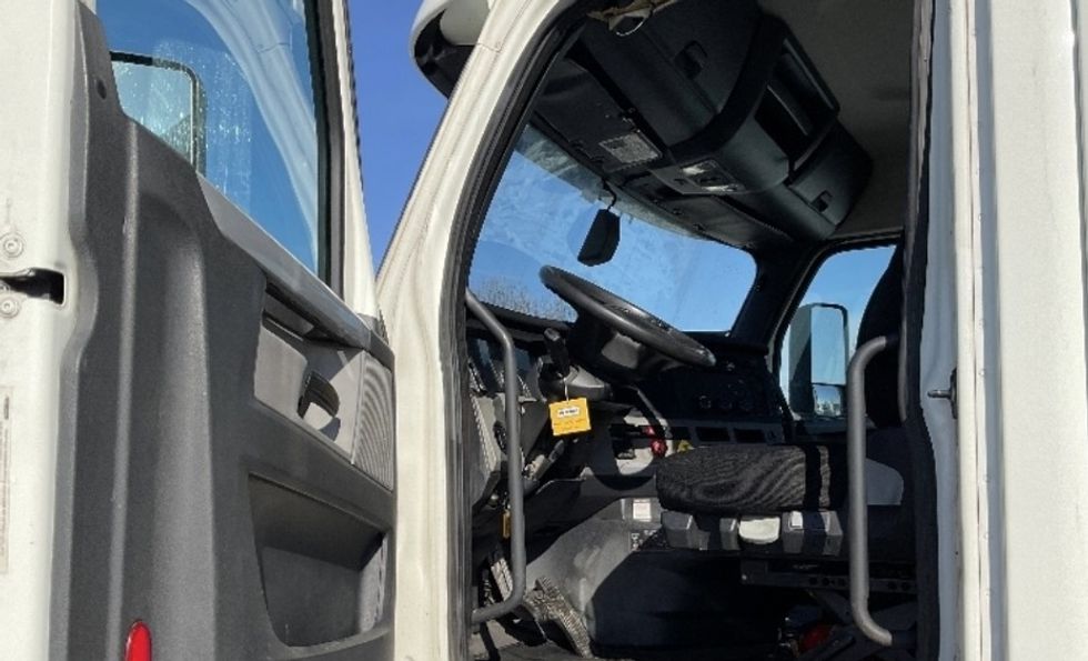 Day Cab Tractor-Heavy Duty Tractors-Freightliner-2018-T12664ST-Mount Pleasant-PA-449,653\n\t\tmiles-$ 44,000 - Image 9