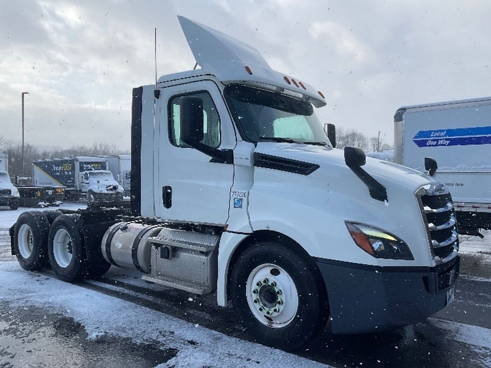 Day Cab Tractor-Heavy Duty Tractors-Freightliner-2018-T12664ST-Mount Pleasant-PA-475,432\n\t\tmiles-$ 40,000 - Image 1