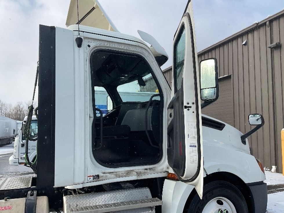 Day Cab Tractor-Heavy Duty Tractors-Freightliner-2018-T12664ST-Mount Pleasant-PA-475,432\n\t\tmiles-$ 40,000 - Image 12