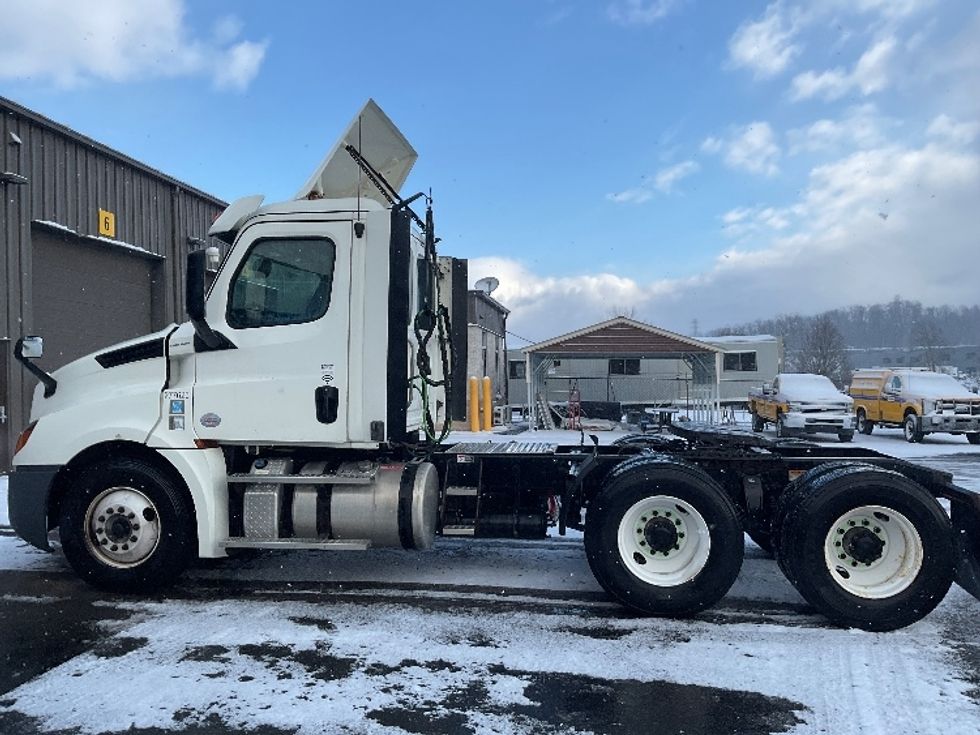 Day Cab Tractor-Heavy Duty Tractors-Freightliner-2018-T12664ST-Mount Pleasant-PA-475,432\n\t\tmiles-$ 40,000 - Image 4