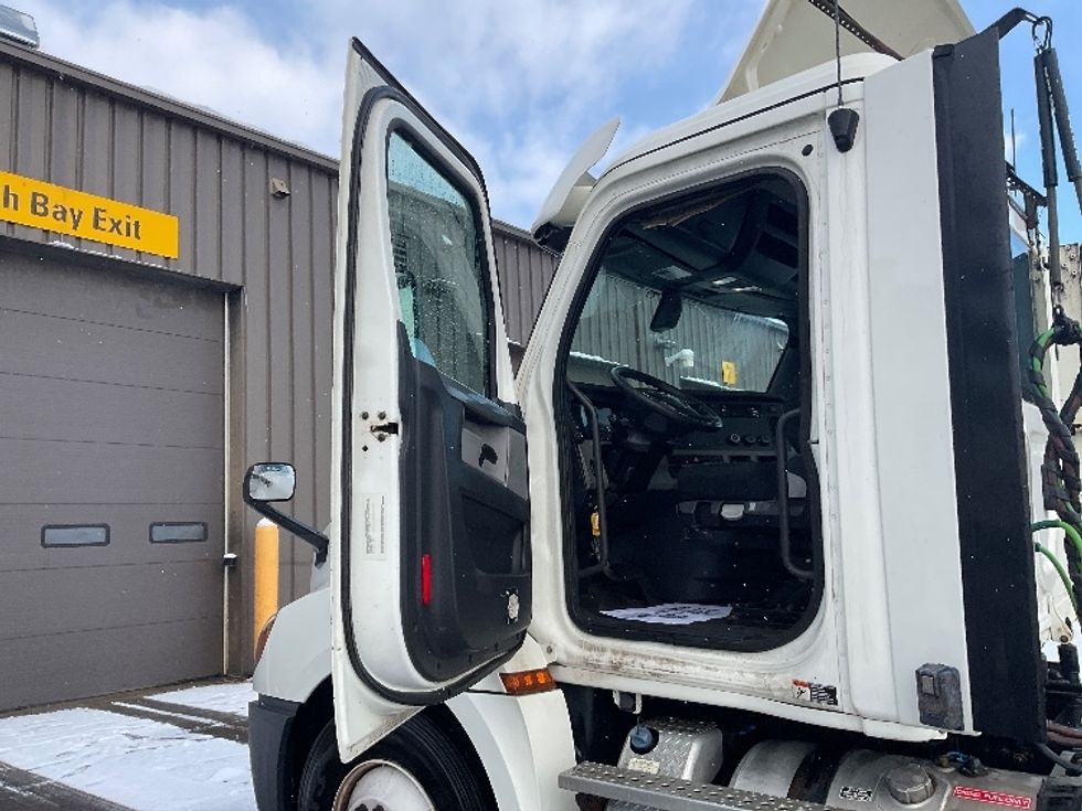 Day Cab Tractor-Heavy Duty Tractors-Freightliner-2018-T12664ST-Mount Pleasant-PA-475,432\n\t\tmiles-$ 40,000 - Image 9