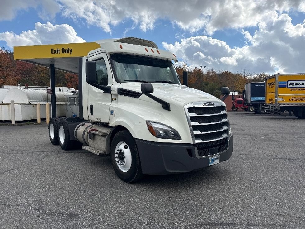 Day Cab Tractor-Heavy Duty Tractors-Freightliner-2018-T12664ST-New Bedford-MA-390,083\n\t\tmiles-$ 37,000 - Image 1