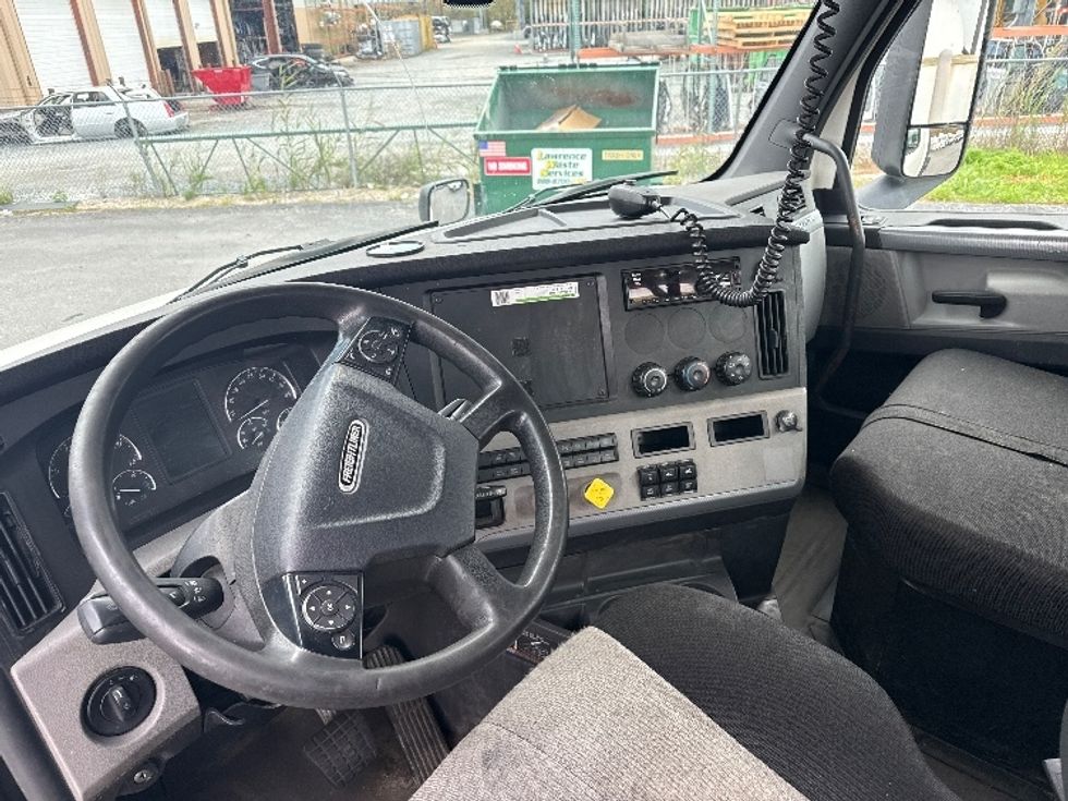 Day Cab Tractor-Heavy Duty Tractors-Freightliner-2018-T12664ST-New Bedford-MA-390,083\n\t\tmiles-$ 37,000 - Image 10